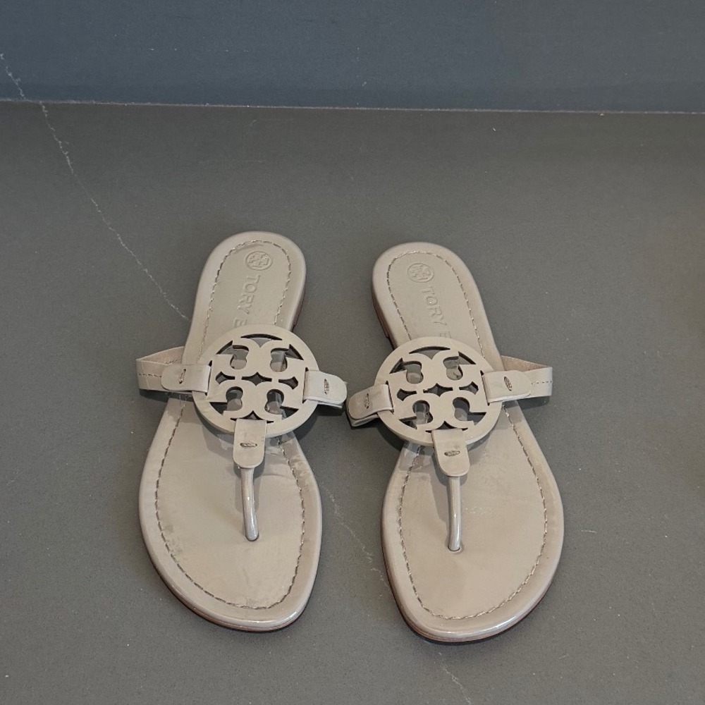 Tory Burch Miller Sandals Grey Patent Leather Logo Thong Flat Shoes Womens 8.5